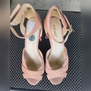 Nine West Nude Crisscross Heels‎ Excellent Condotions